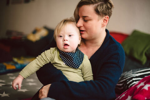 Glücklich: Melanie Kramer mit Sohn Oskar (Foto: Sally Lazic)