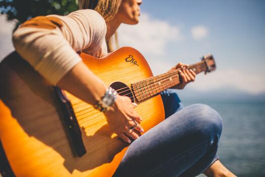 Frau mit Gitarre, Foto Stocksnap auf Pixabay