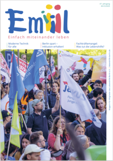 EMIL-Titel zeigt Demonstrant:innen mit Fahnen (Foto: Dennis Lenz)