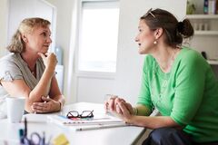 Zwei Frauen im Gespräch (Foto: Lebenshilfe/David Maurer)