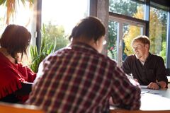 Drei Personen im Gespräch (Foto: Lebenshilfe/David Maurer)