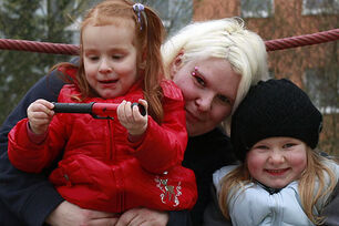 Mutter mit ihren zwei Kindern (Foto: Julia Nitzschke)