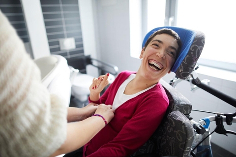 Eine Frau mit Beeinträchtigung wird gepflegt. © Lebenshilfe / David Maurer