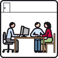 Auf dem Bild sind 3 Personen. Eine Person berät die andere. .Eine Person sitzt am Computer Bild: METACOM-SYMBOLE © Annette Kitzinger