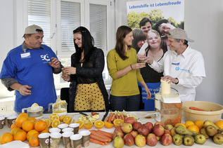 Freiwillige mit und ohne Behinderung servieren Obst