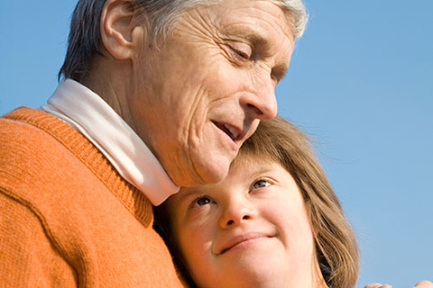 Mädchen mit Down-Syndrom schmiegt sich an ältere Frau (Foto: fotolia - philidor)