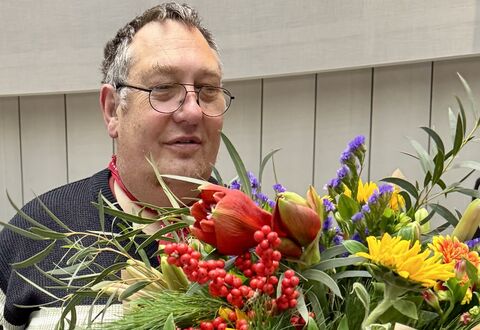 Christian Specht mit Blumenstrauß (Foto: C. Müller-Zurek)