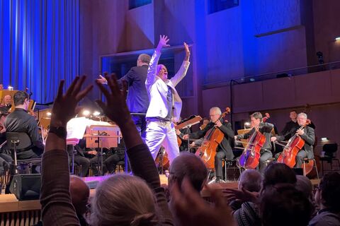 Blick aus dem Publikum auf das Orchester und Andrew Greenwood