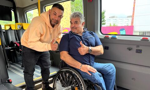 Ein Rollstuhlfahrer mit Assistent im Bus (Foto: C. Müller-Zurek)