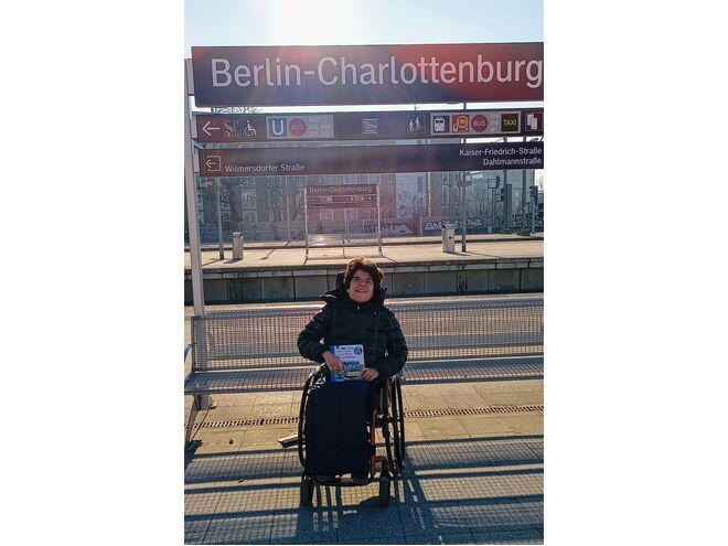 Gruppe 1: Mit der S-Bahn neue ÖPNV- Lektüre aus der Buchhandlung besorgen.