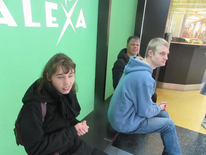 Gruppe 1: Ausflug ins Alexa. Gruppe 1: Ausflug ins Alexa.