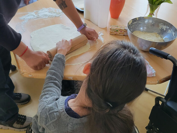 Gruppe 6: Es wird Pizza gemacht. Gruppe 6: Es wird Pizza gemacht.