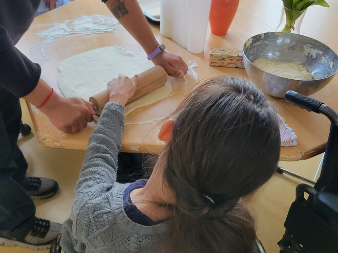 Gruppe 6: Es wird Pizza gemacht.
