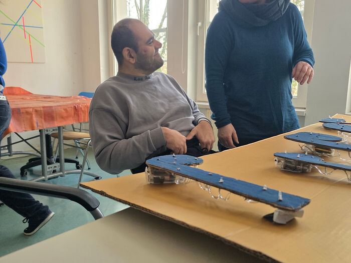 Gruppe 8: Wanddeko in den Bandräumen angebracht.