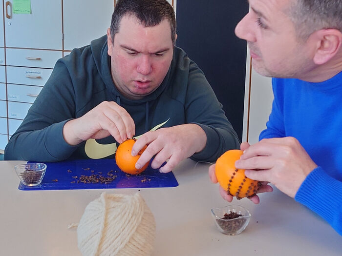 Gruppe 5: Basteln von Weihnachtspräsenten.