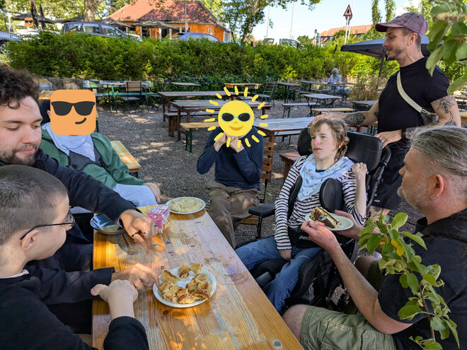 Gruppe 2: LeBiKo-Projekt 24-25 Abschluss Ausflug ins Cafe.