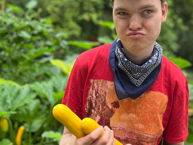 Gruppe 7: LeBiKo-Projekt 24-25 Abschluss Zucchini-Ernte im Garten.