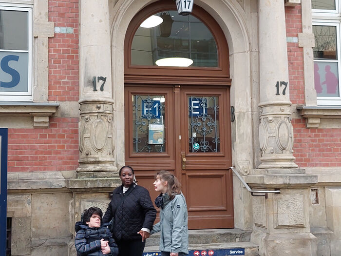 Gruppe 1: Barrieren checken bei der Volkshochschule Spandau.