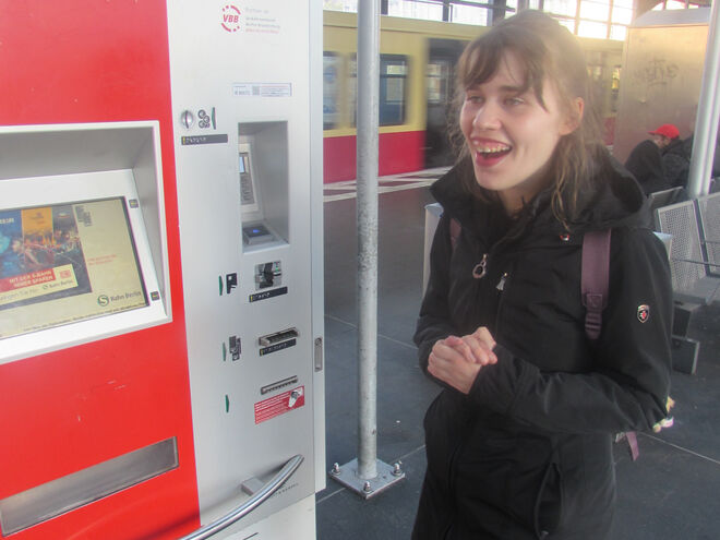 Gruppe 1: Tickets holen am Fahrkartenautomat.
